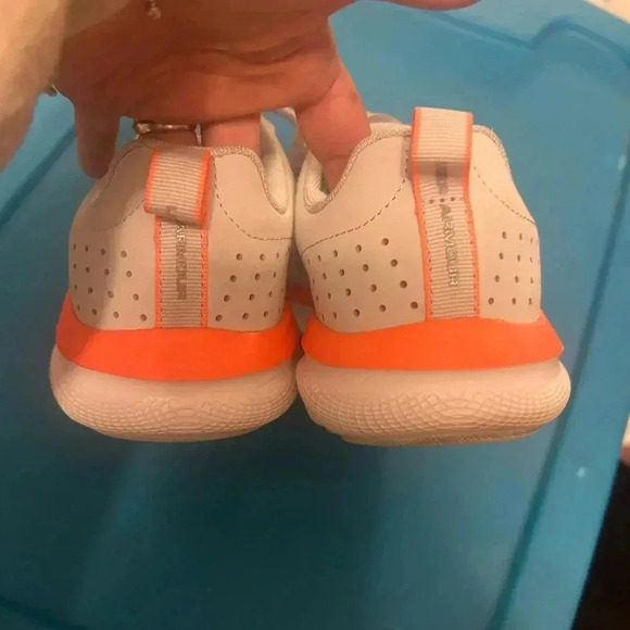 Like new under armour charger tennis shoes size 8. - Picture 6 of 6